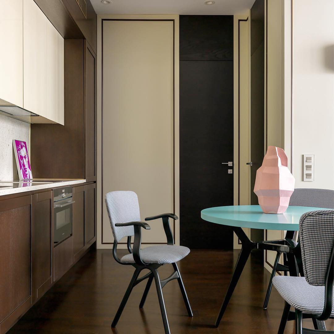 Обложка проекта: Стол Taby в проекте Елены Симкиной на страницах журнала AD Russia