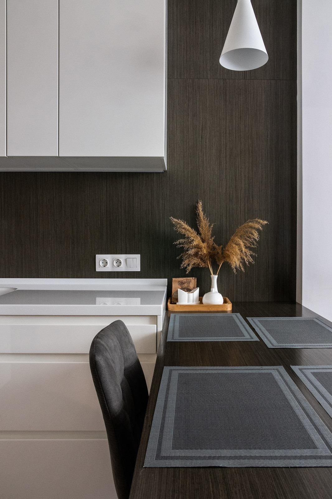 Обложка проекта: Кухня в современном стиле с крашеными фасадами и каменной столешницей. Комод и с