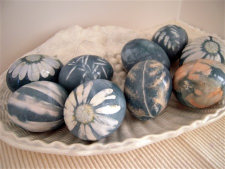 Своими руками: Пасхальные яйца, окрашенные ягодами и цветами