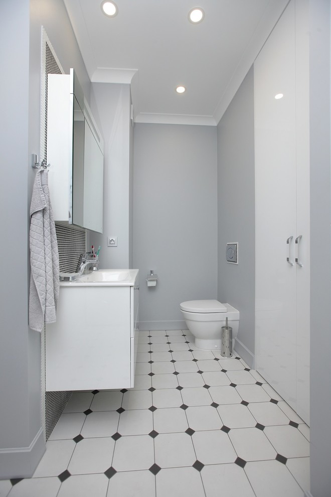 Санузел. Также все коммуникации спрятаны в шкаф. Доступ к ним в полном объеме.