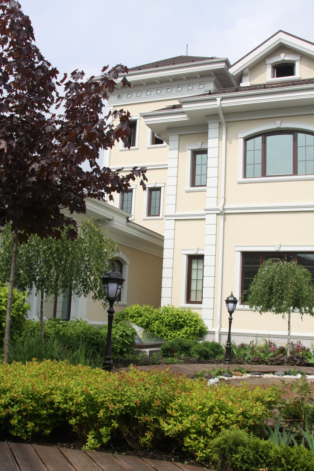 Внутренний дворик в коттеджном поселке "Изумрудный город"