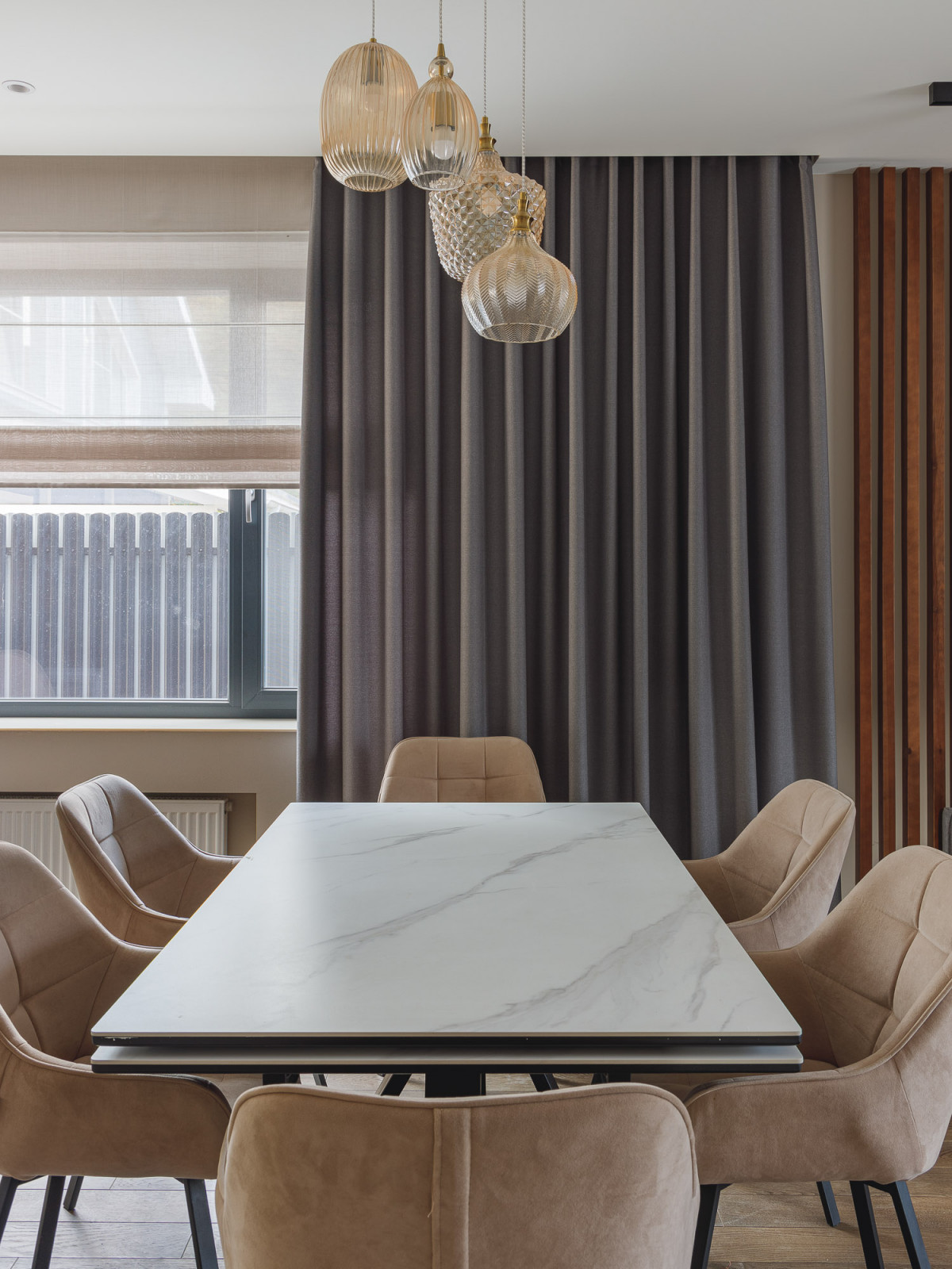 Кухня-гостиная с камином в коттедже Малая Царевщина