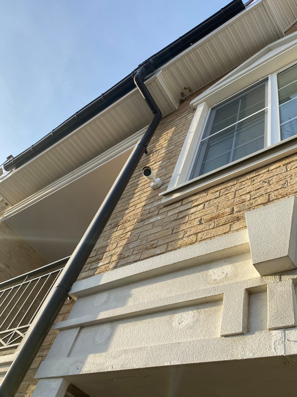 Камера на передней части дома