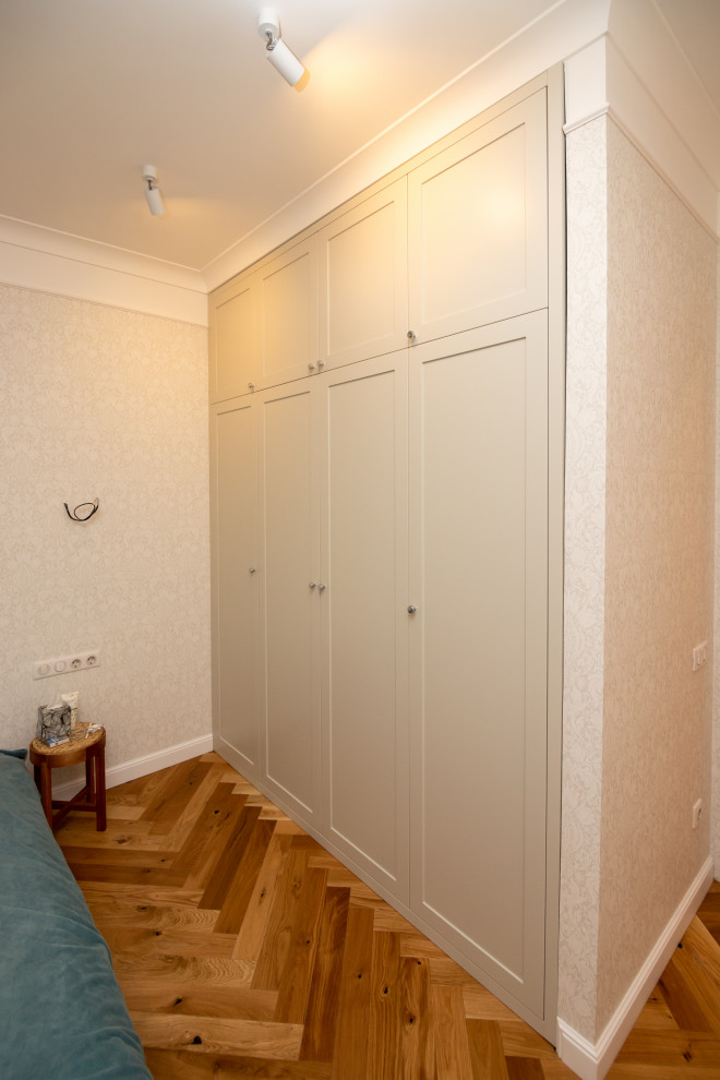 Шкафы в прихожую и спальню в неоклассическом стиле