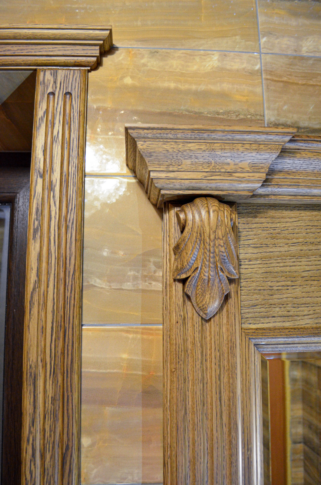 Ванная комната. Потолок, зеркало и тумба под раковину