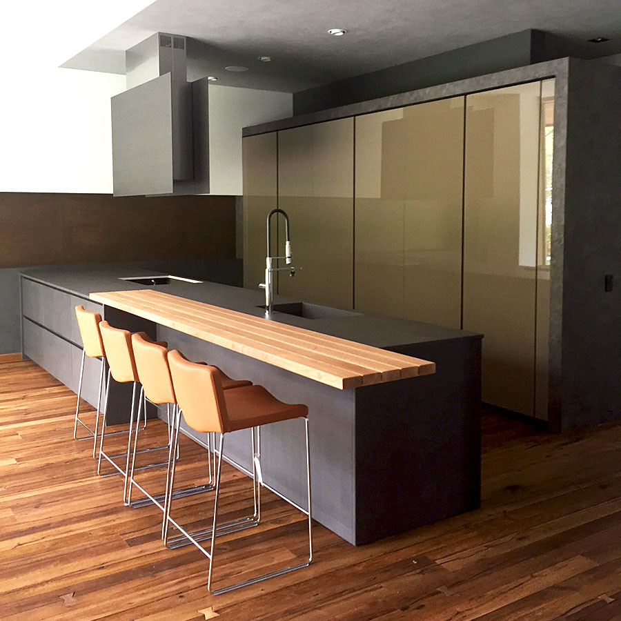 Темная кухня из камня и стекла