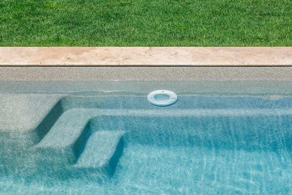 Роллетное покрытие для бассейна под декоративным деревянным коробом.