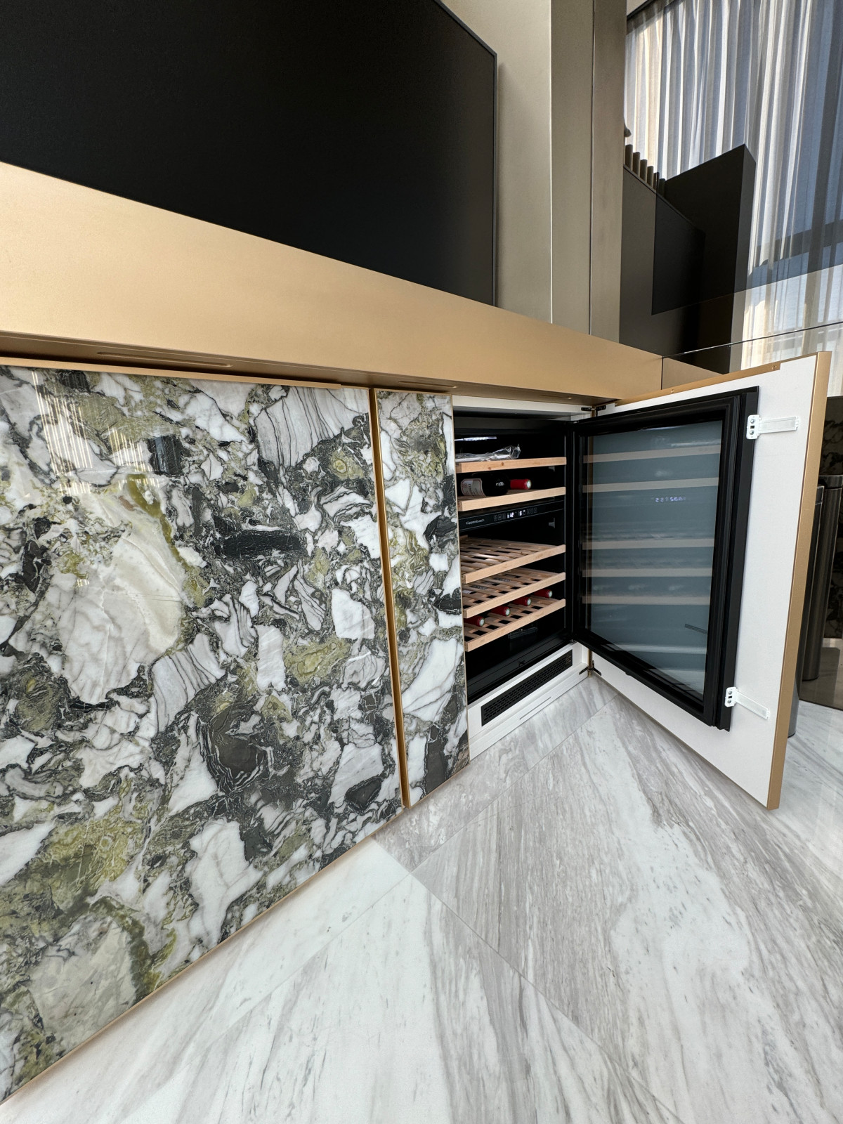 Шкаф с мини баром