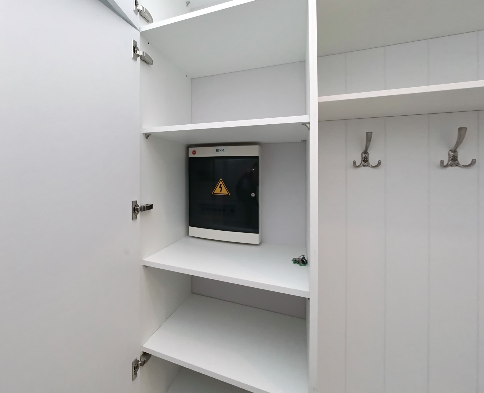 Прихожая, хозшкаф и ванная - всё в белом!