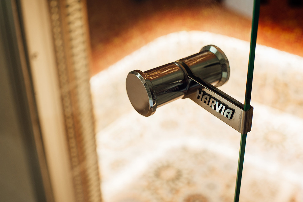 Стеклянная дверь в хамам.