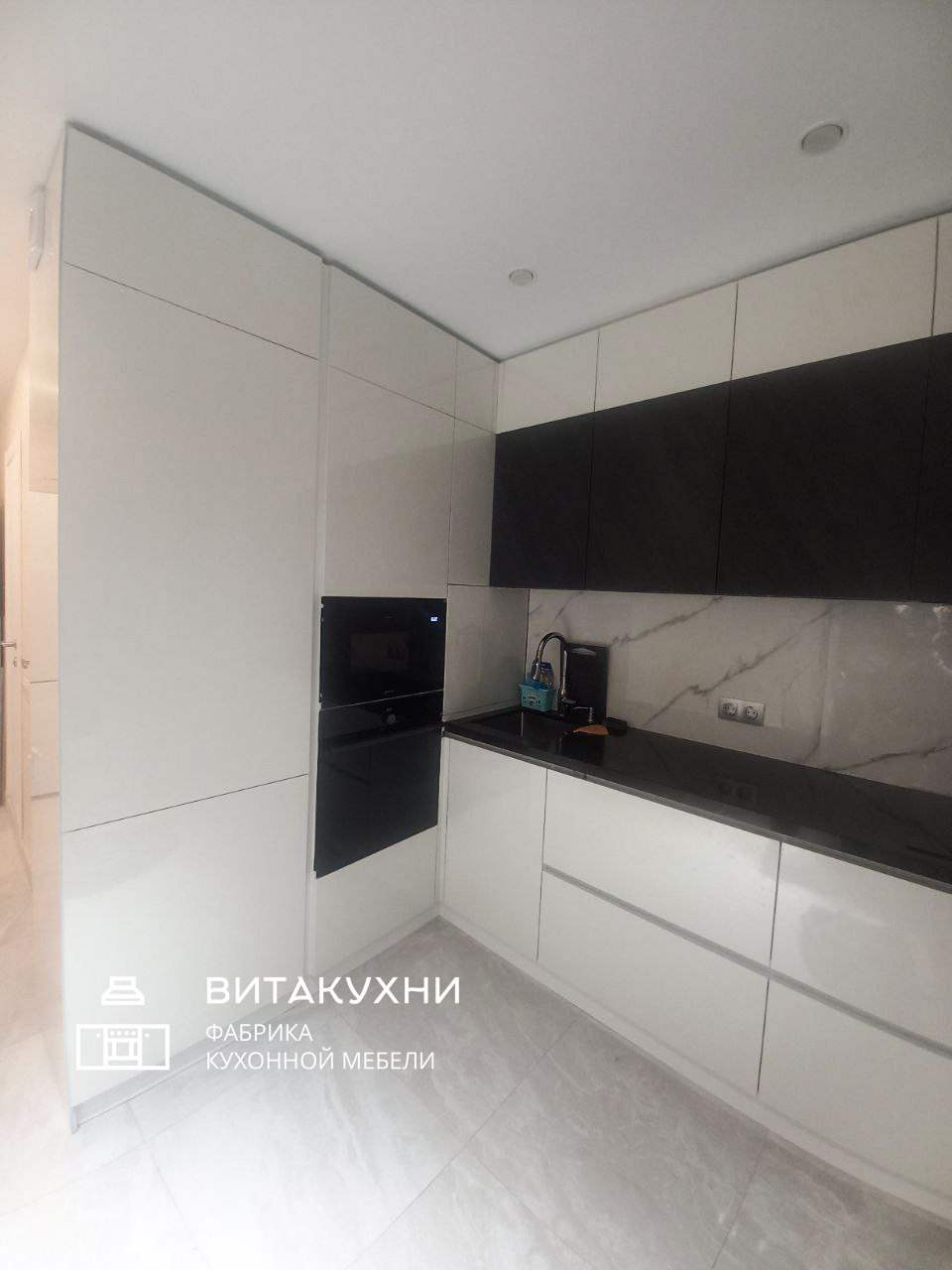 Обложка проекта: Черно-белая кухня