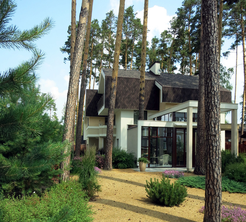 Маленький сад между большими соснами.