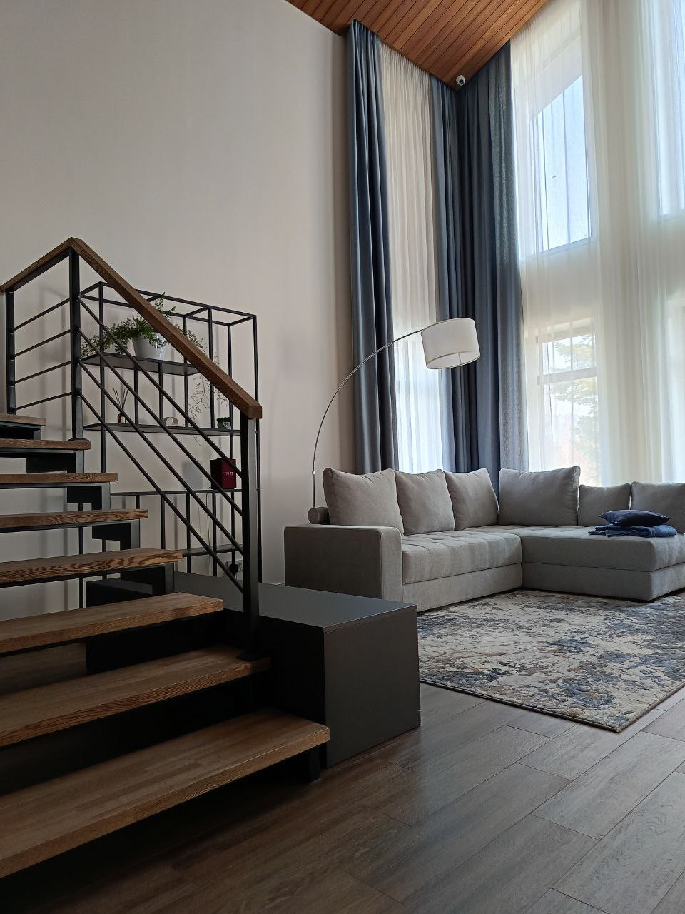 Гостиная с камином в загородном доме