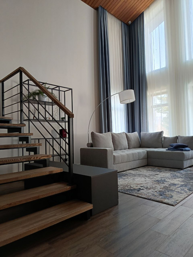 Гостиная с камином в загородном доме