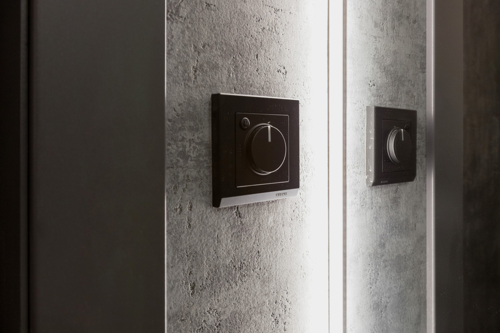 Проект с черными ванными комнатами