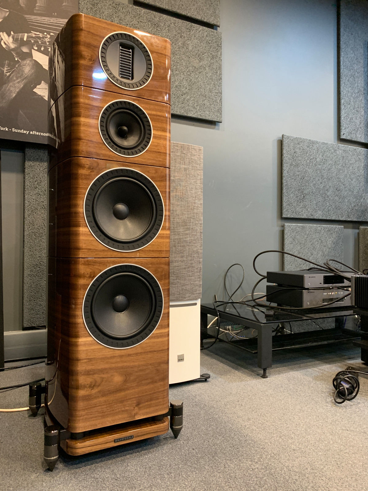 Шоу-рум домашних кинотеатров.