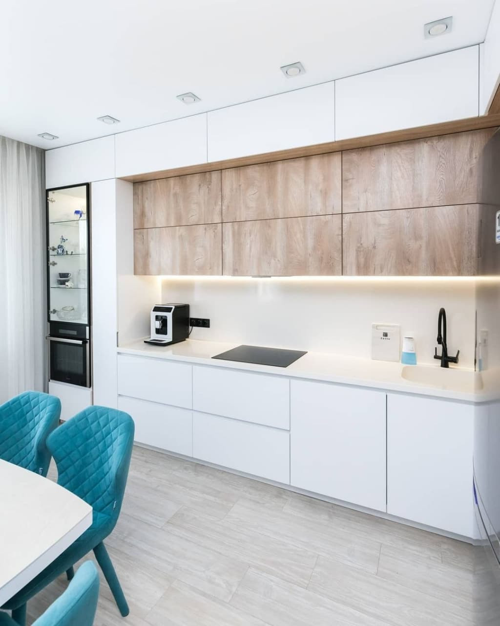 Белая угловая кухня со стеклянной витриной и бутылочницей