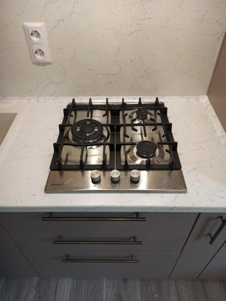 Небольшая кухня в бежевых тонах с комодом