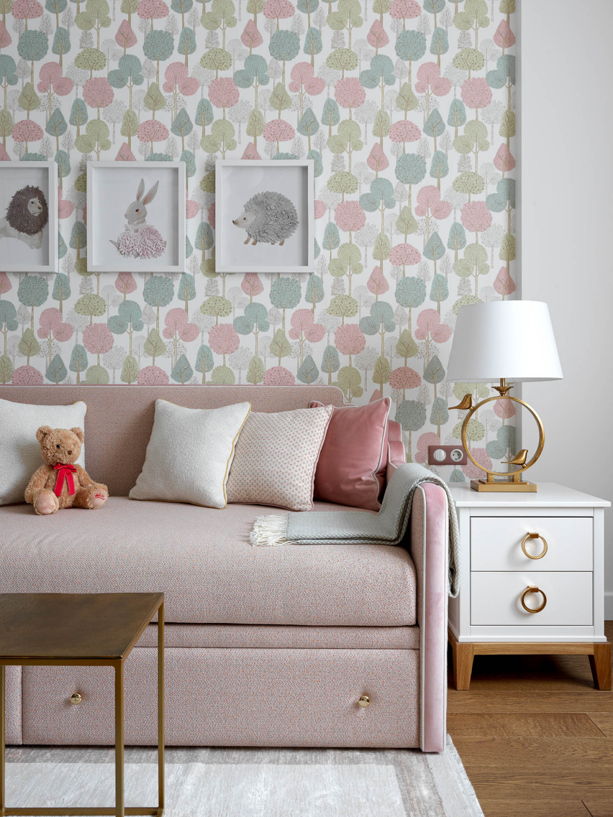 Houzz тур: Светлая квартира с эркером и бронзовой кухней