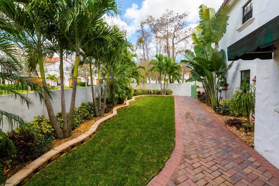 укладка рулонного газона