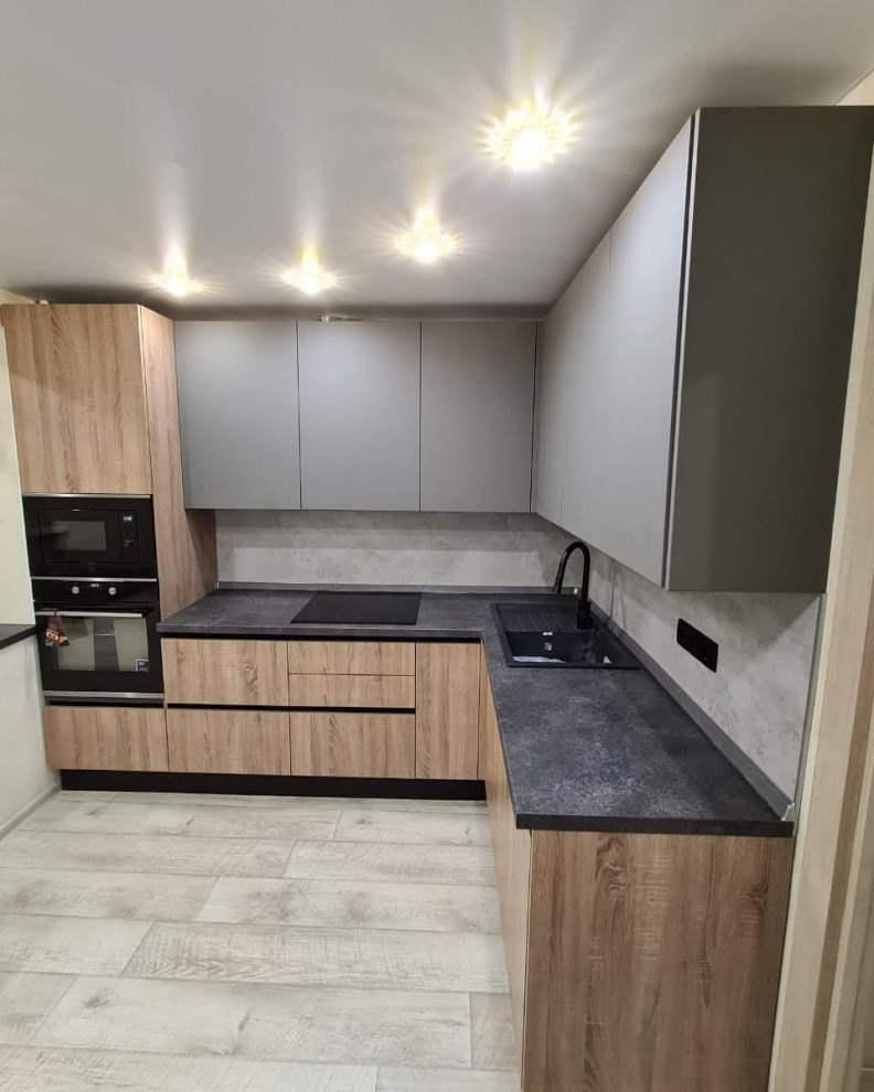 Стильная угловая кухня с деревянными и матовыми фасадами цвета графит