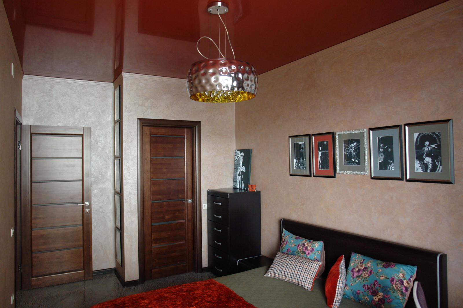 Перепланировка: из однушку в двушку с кладовкой и рабочим местом в спальне.