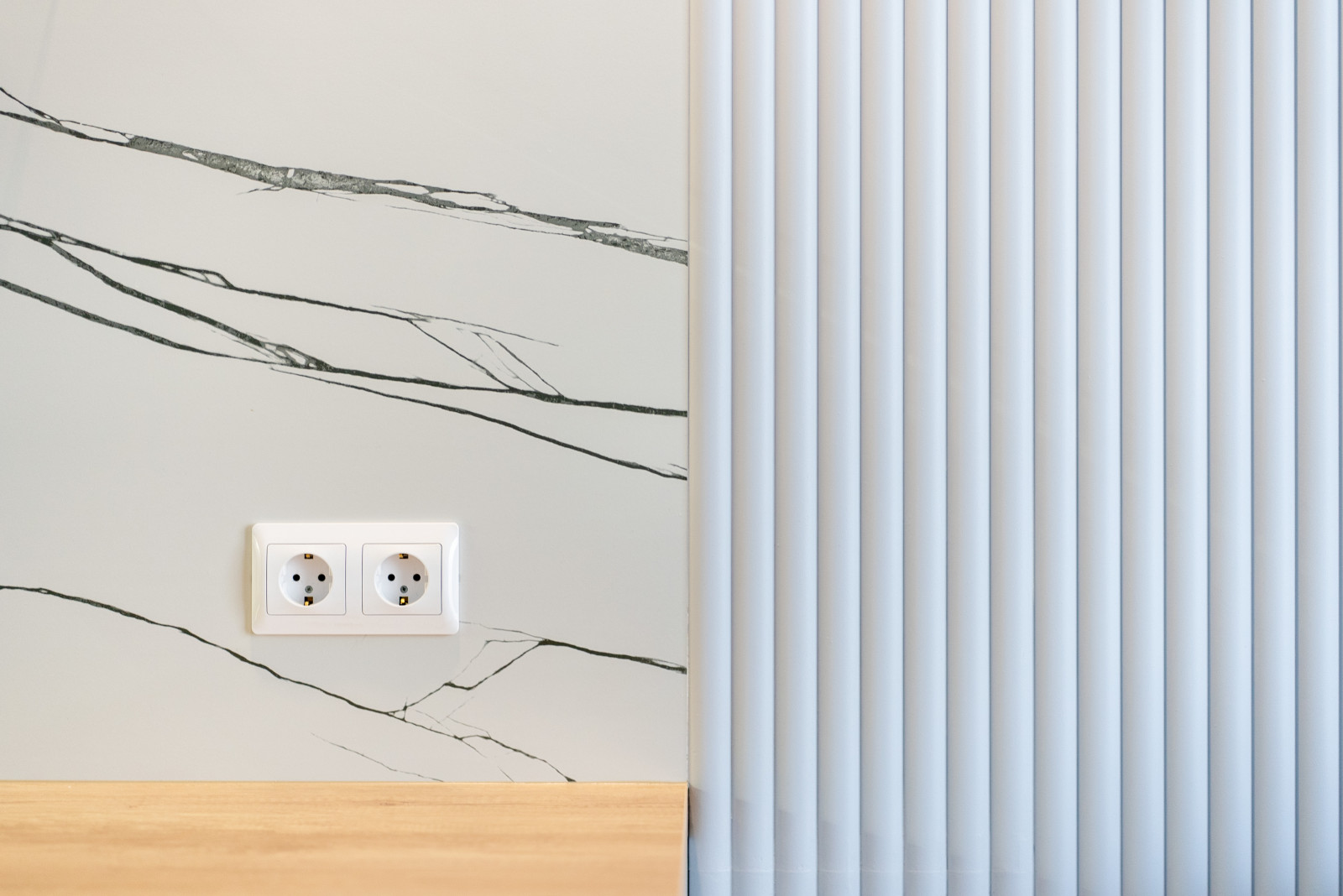 Кухня-гостиная, облегченная, светлая в основном объеме и с акцентным светом, в с