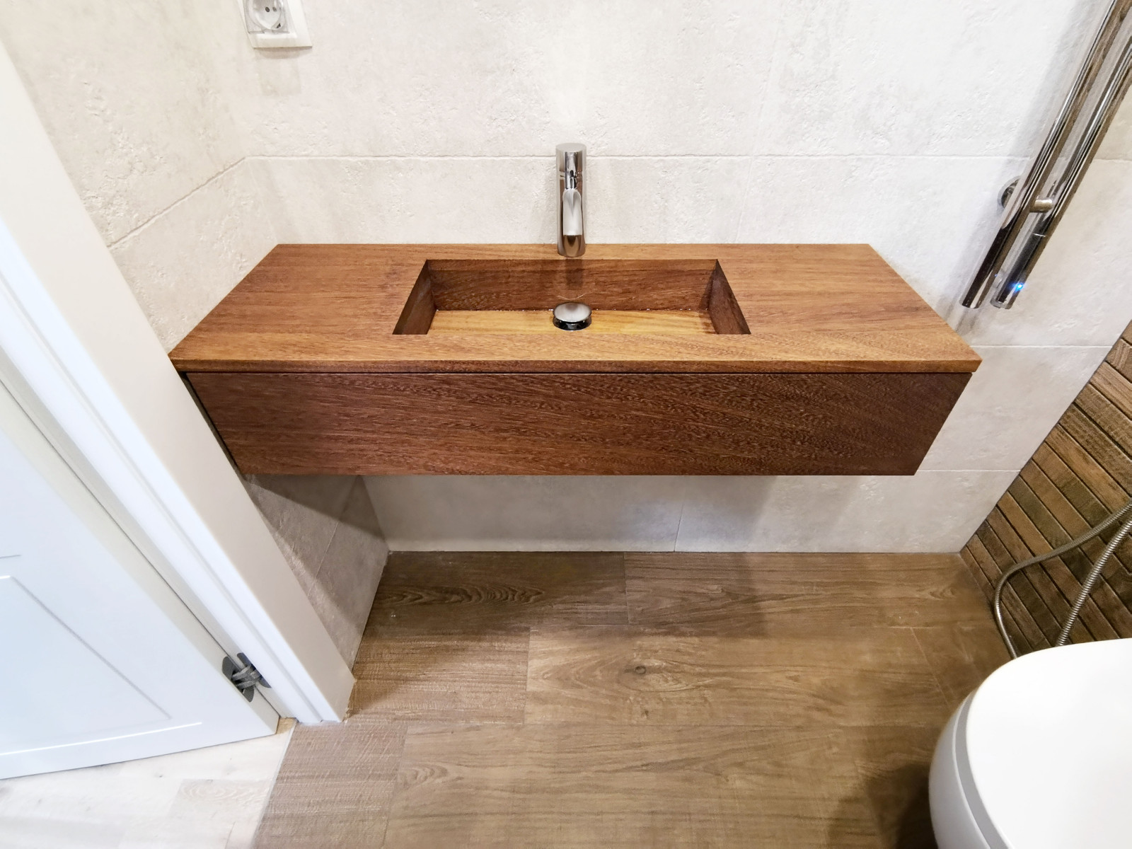 Обложка проекта: Раковина из дерева Ироко