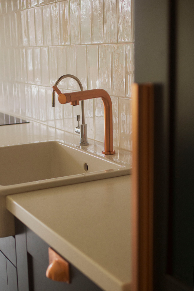 Изумрудная кухня в частном доме