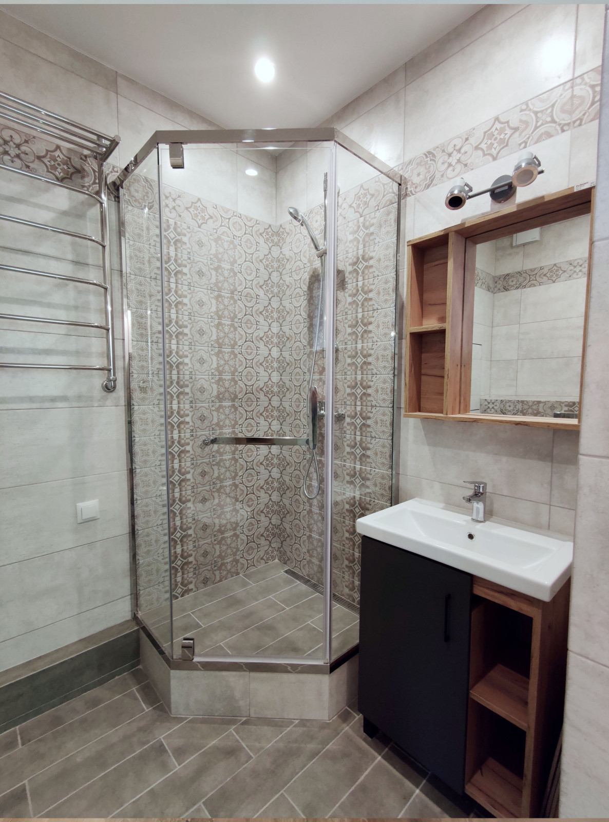 Ванная комната с душевой кабиной