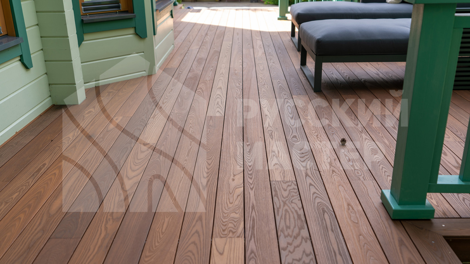 Терраса из термоясеня для загородного дома