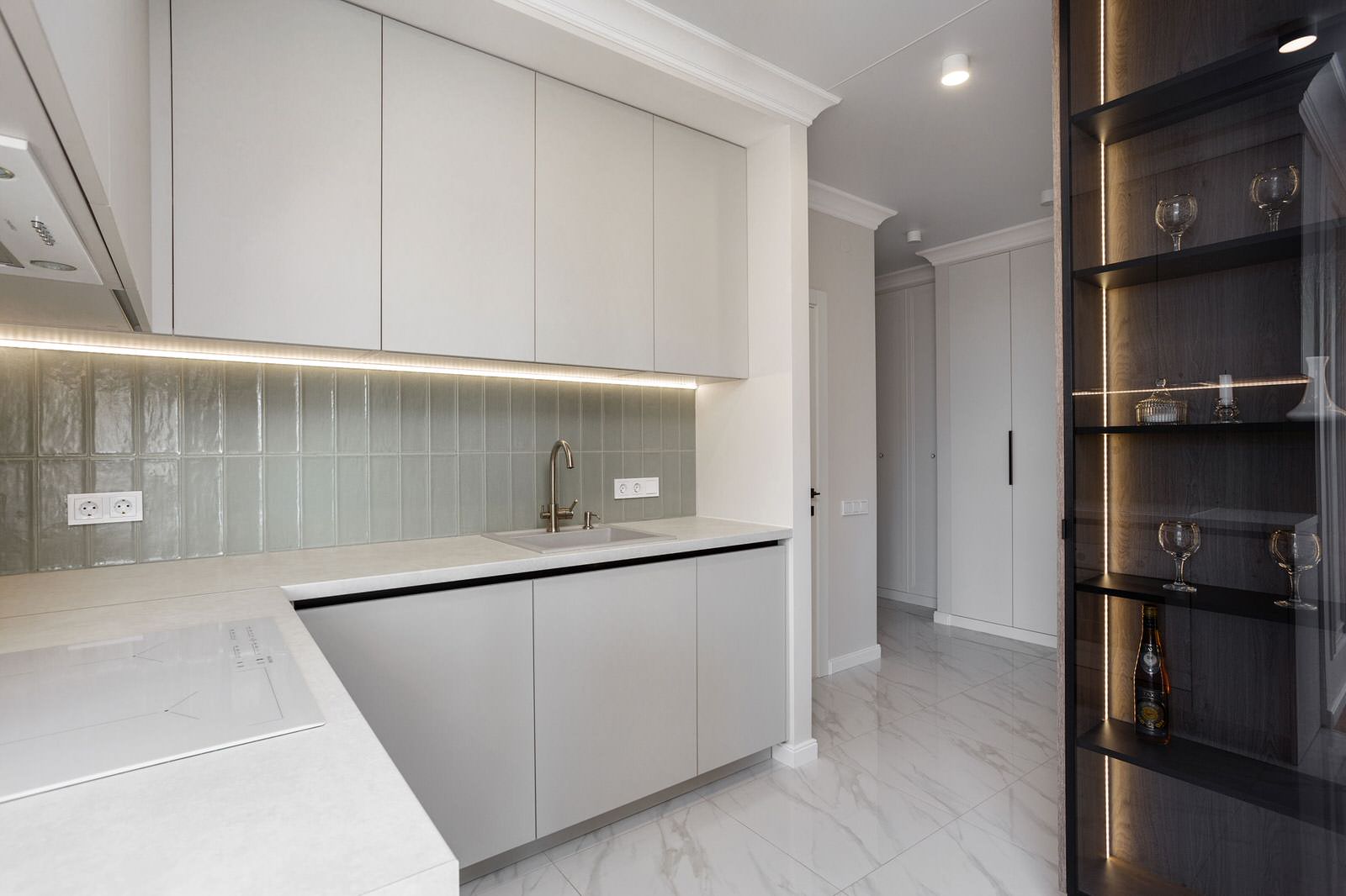 Обложка проекта: Светлая кухня с отдельным шкафом для холодильника