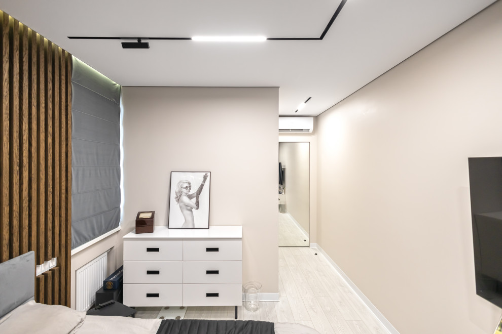 Установка натяжных потолков в квартире.