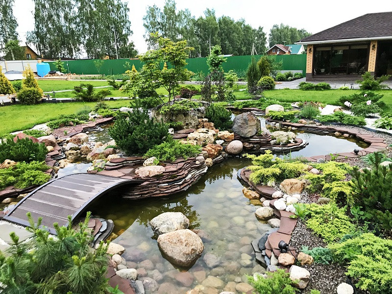 Искусственный пруд с островом и водопадом