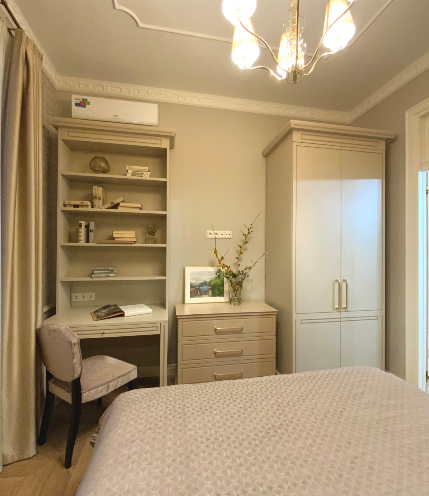 Обложка проекта: Фото интерьера серой спальни в реализованном проекте 5-комнатной квартиры