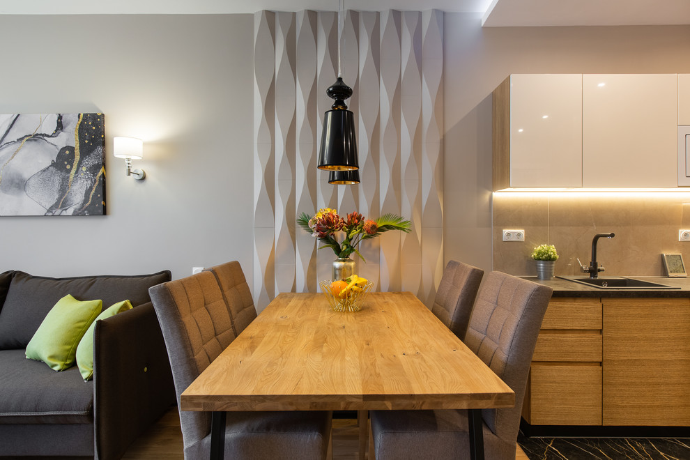 Обеденный стол в гостиной