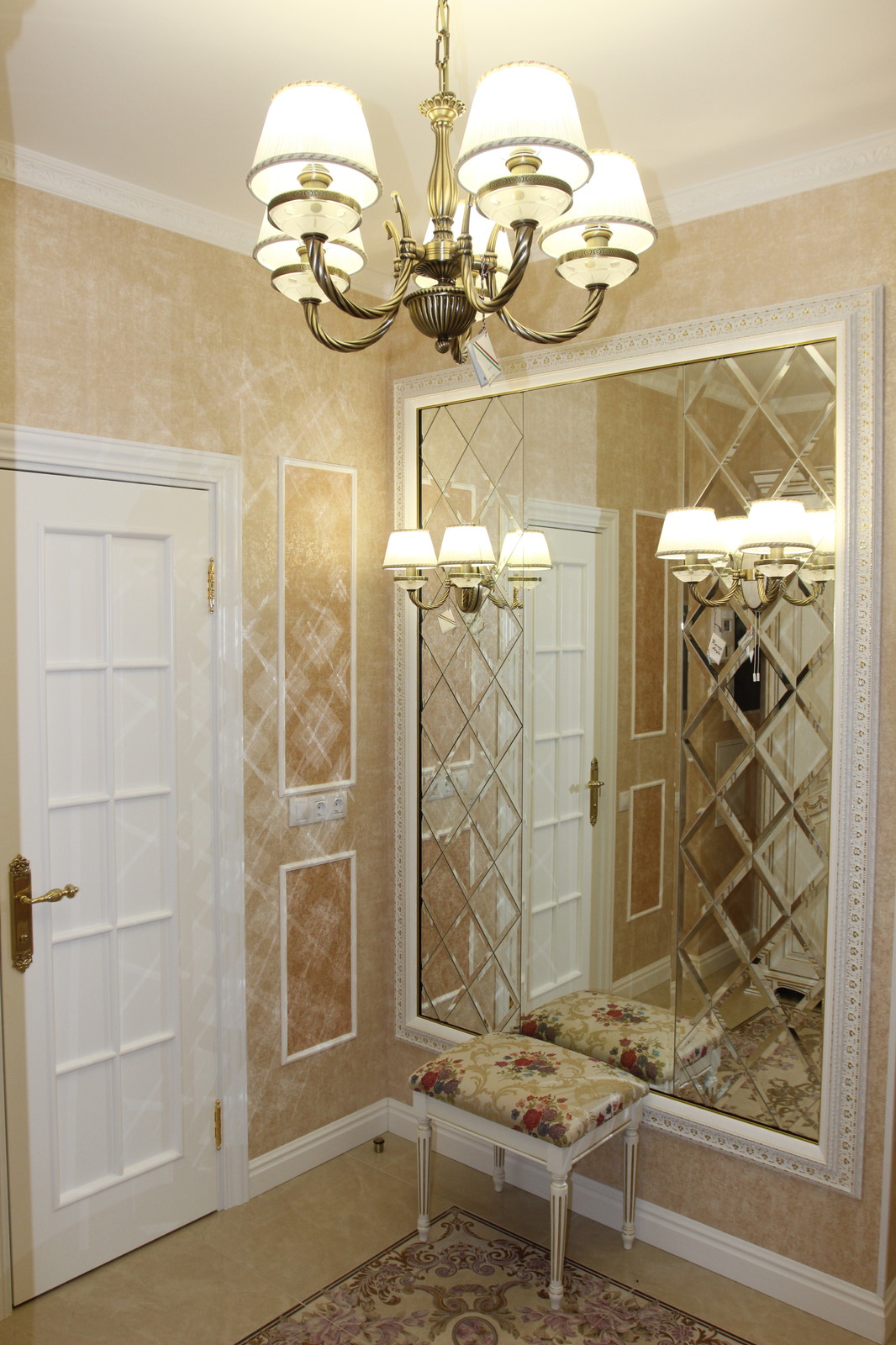 Холл с "витражом-фонарем"