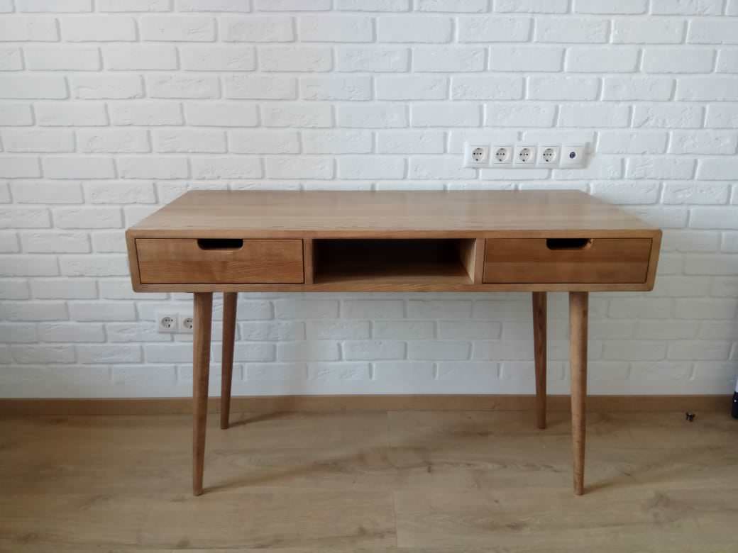 Футуристичные письменные столы для пары, работающей дома