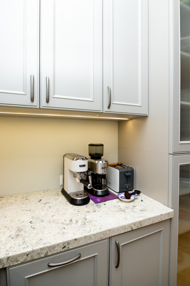 Светло-серая кухня в классическом стиле