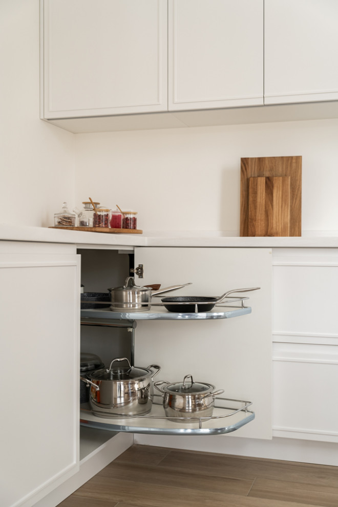 Белая кухня-гостиная