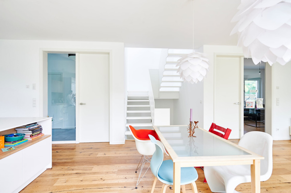 Лестиница с наружной тетивой из HPL-панелей в белом цвете