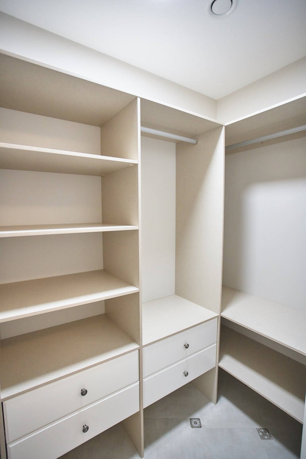 Гардеробная система классика raumplus с раздвижными и распашными дверьми