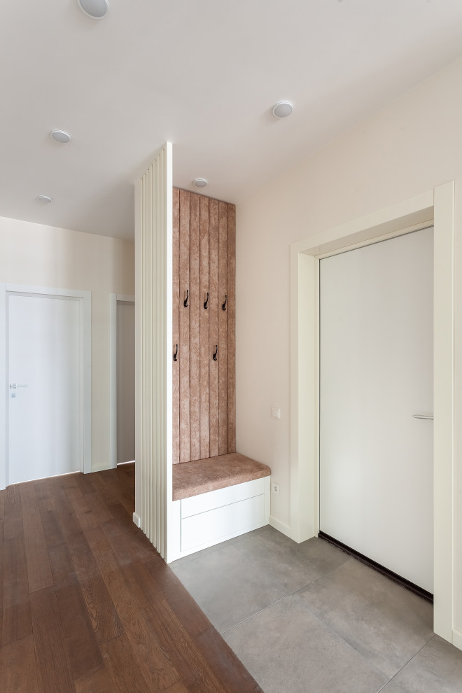 Пуф с выдвижным ящиком и откидным фасадом, за которым находится мягкая панель