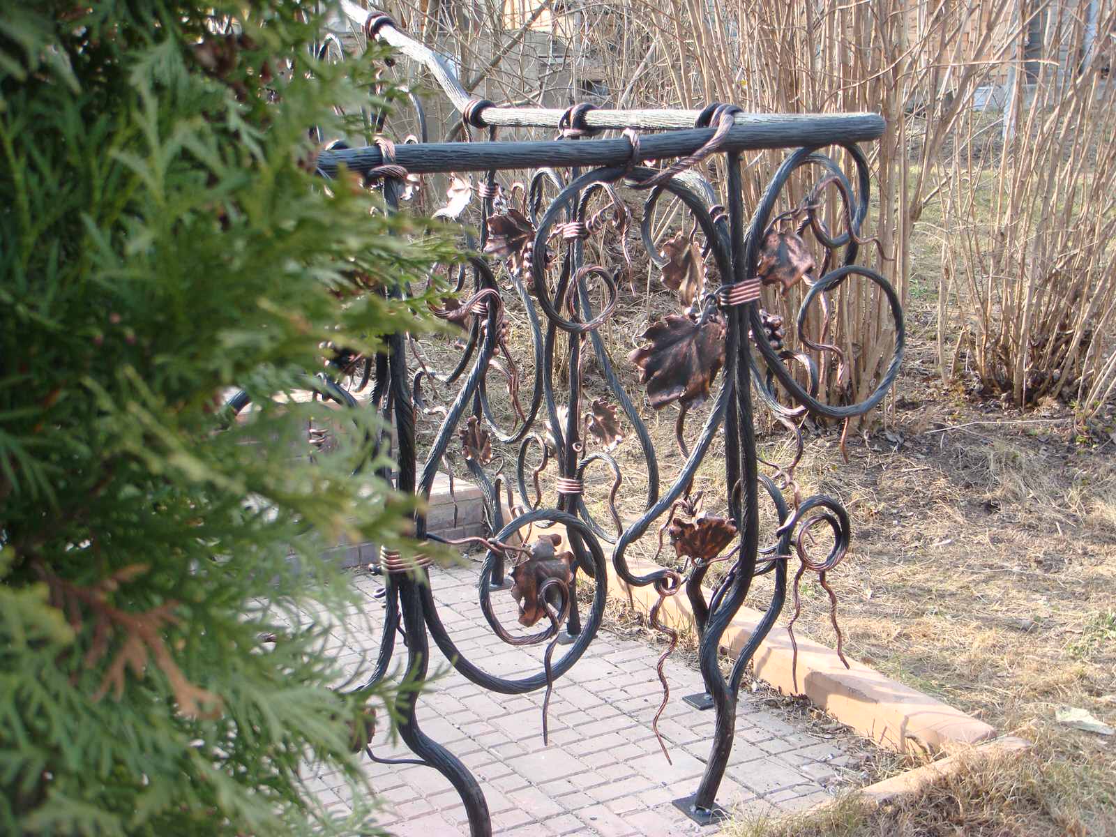 Кованые ограждения в саду, г. Звенигород