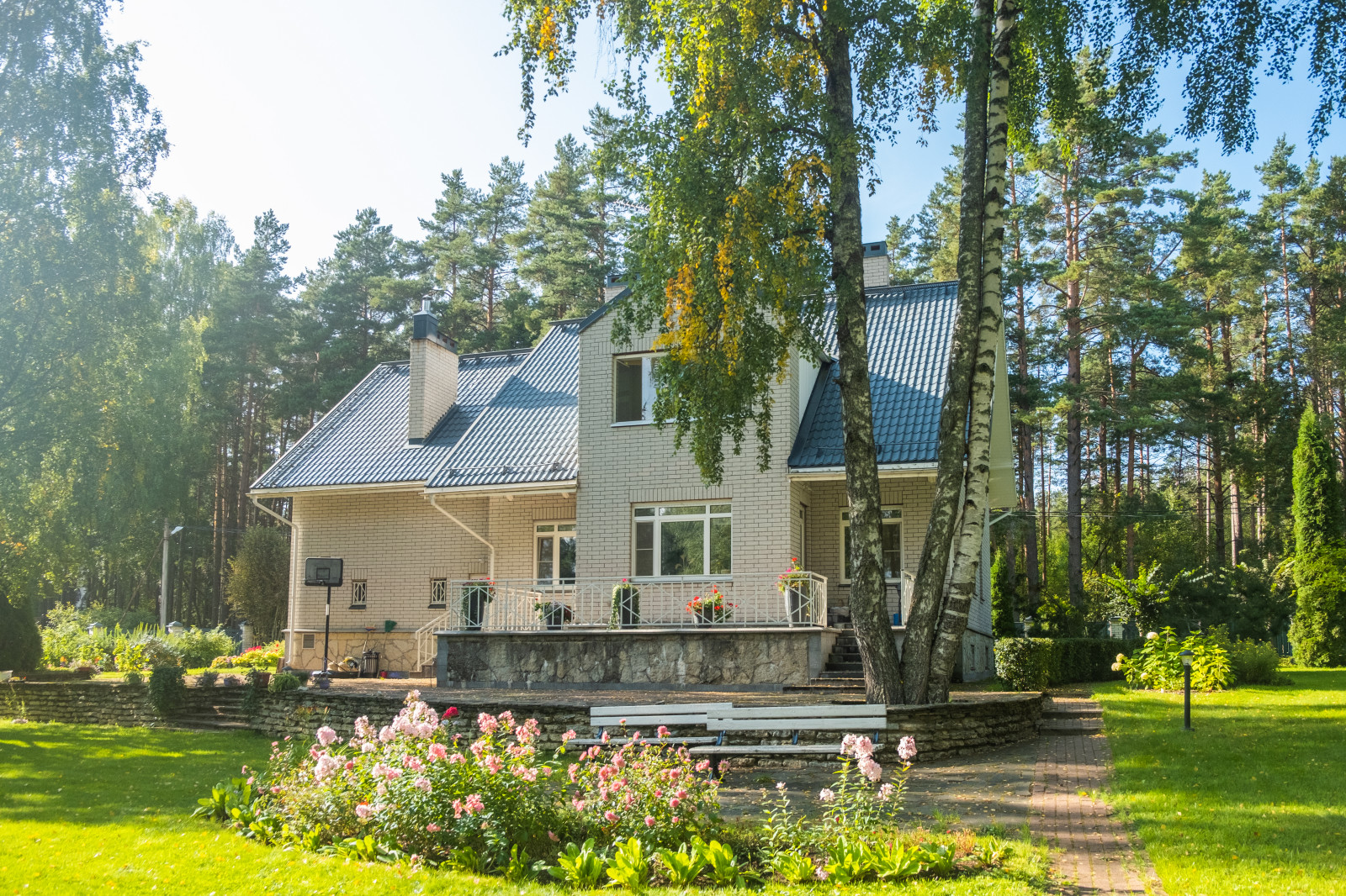 Дом площадью 325 м2 с бассейном и гаражом, постройки 2000 года