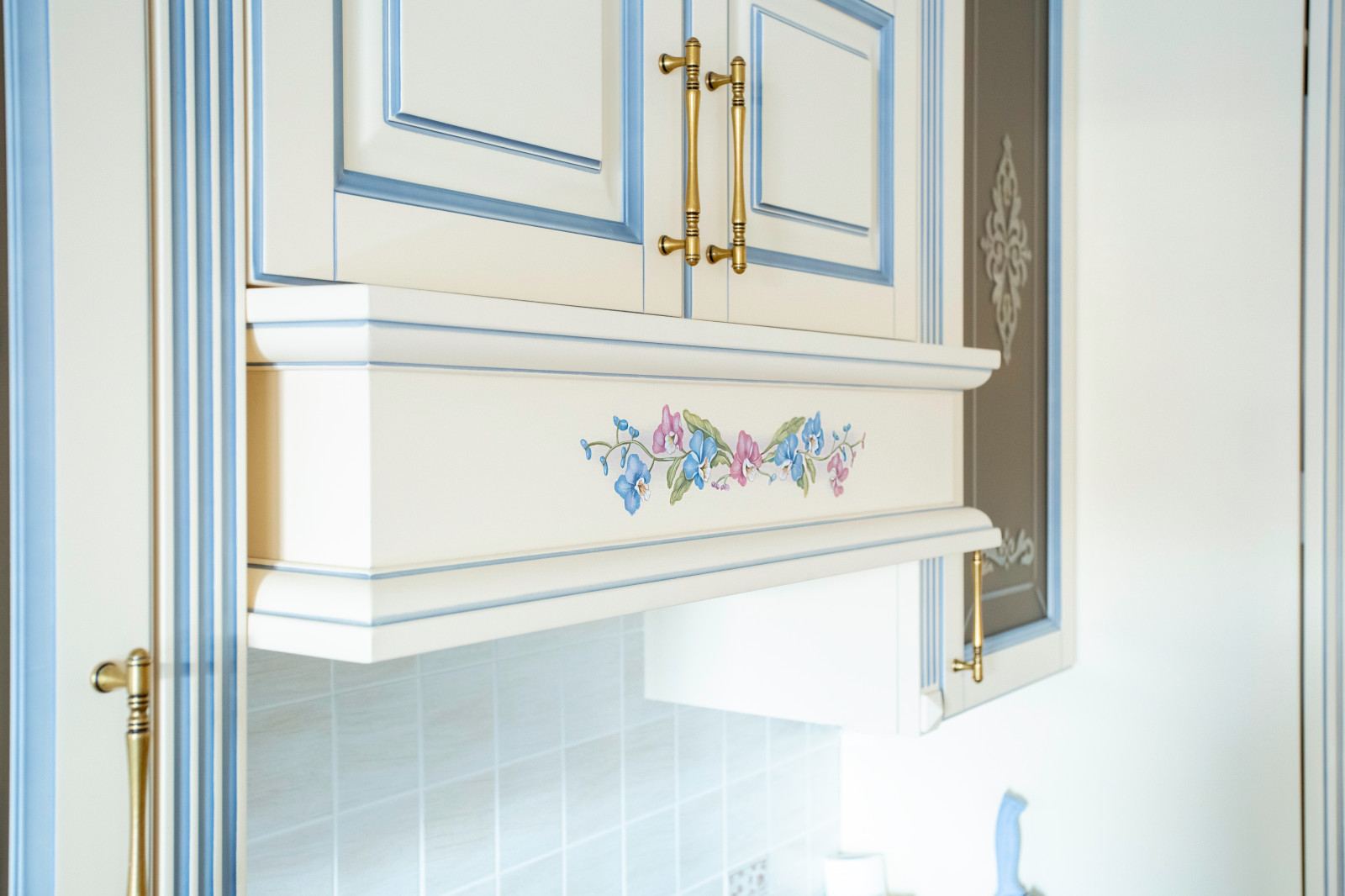 Кухонный гарнитур "Элина" крем с синей патиной