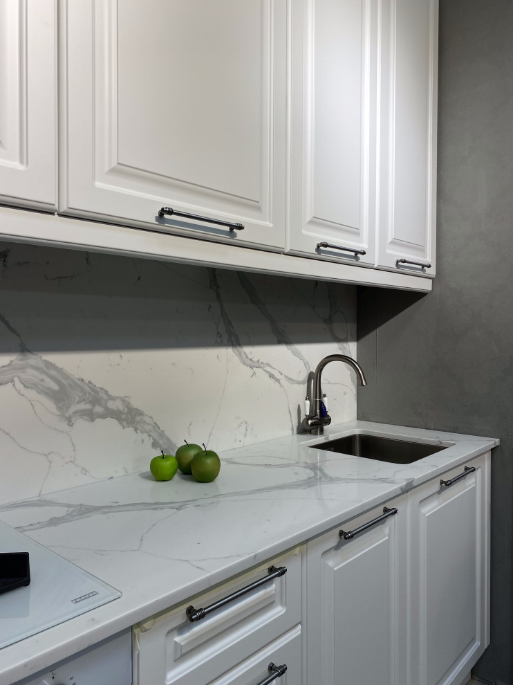 Столешница и фартук под мрамор для светлой кухни