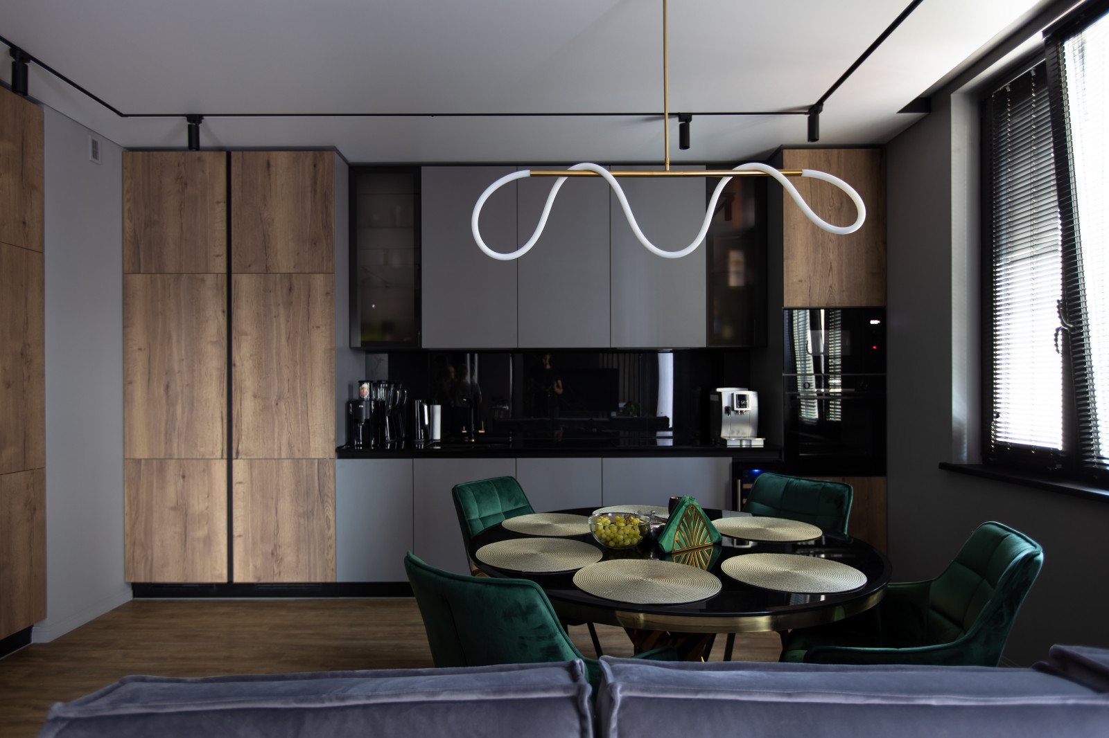 Современное сочетание дерева и матовой поверхности