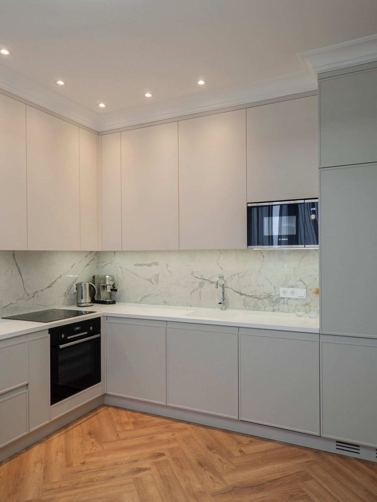 Белая кухня в стиле минимализм