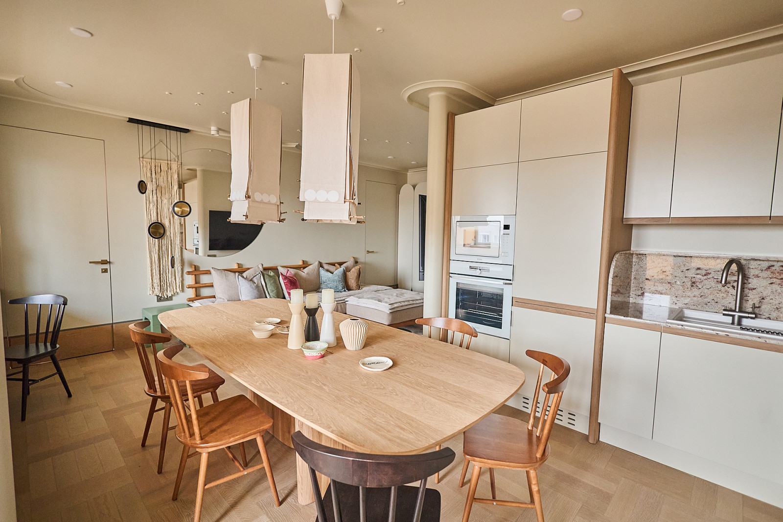 Кухня-столовая с завитком гюль